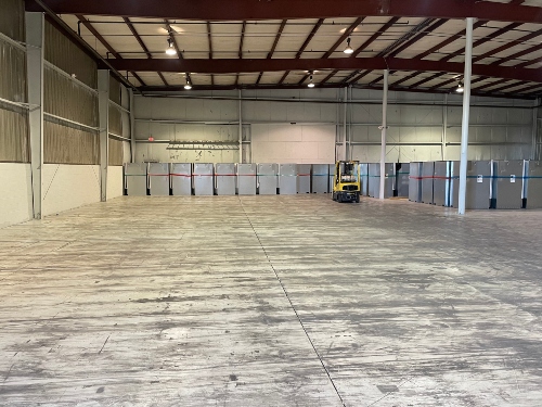 Indoor dry goods warehouse with palletized storage